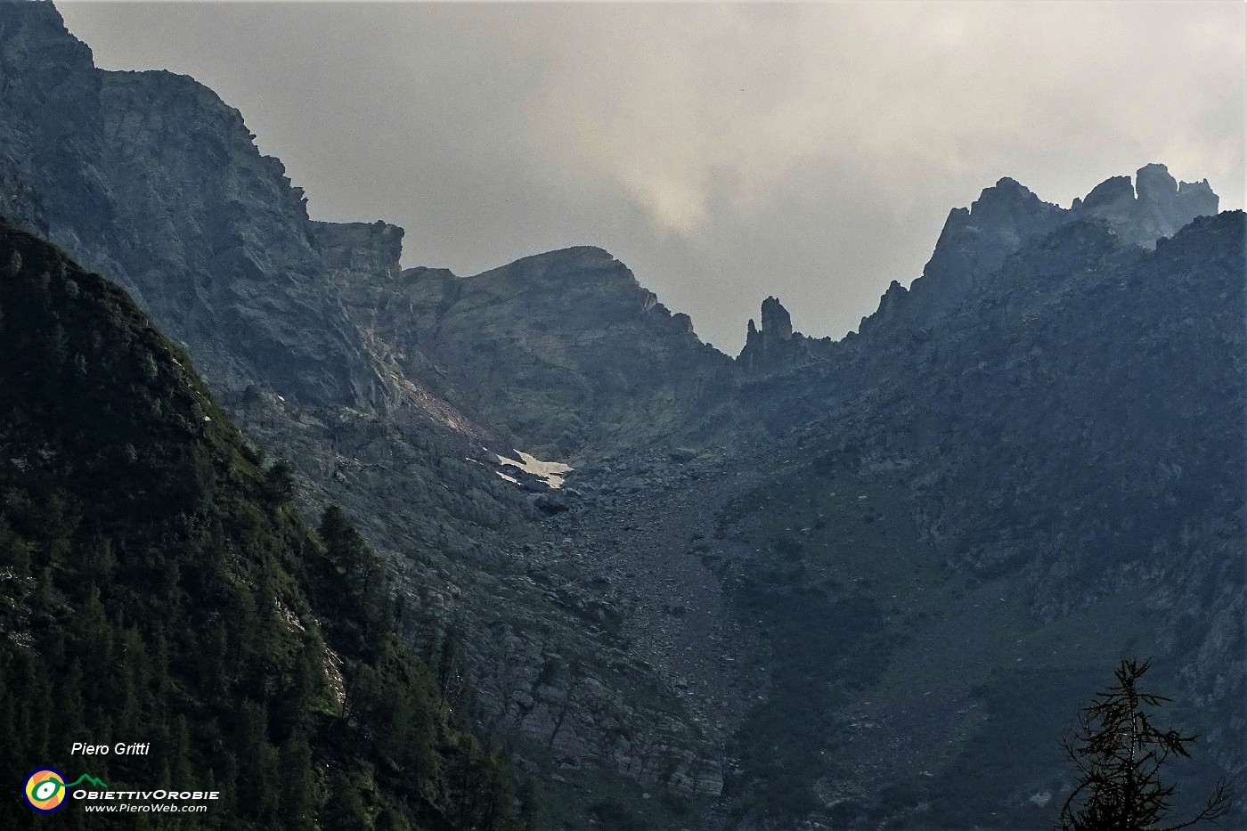 97 Zoom verso il Vallone , da poco salito fino al lago.JPG